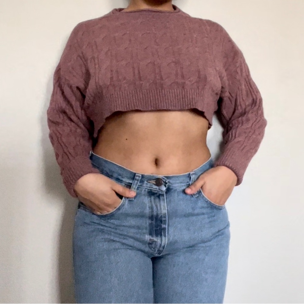 Super cute knit cropped sweater🌟